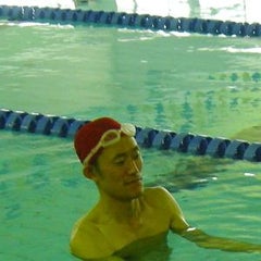 転んだ後の立ち上り方を教える水泳キッズヨガ指導者KAZUYAのプロフィール