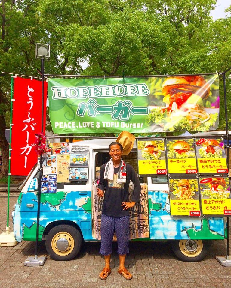 東京で【とうふバーガー】を届けるフードトラックHOPEHOPE、りょーご
