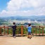 韓国に住んでいる旅行が好きな男3人と女1人の家族のサムネイル
