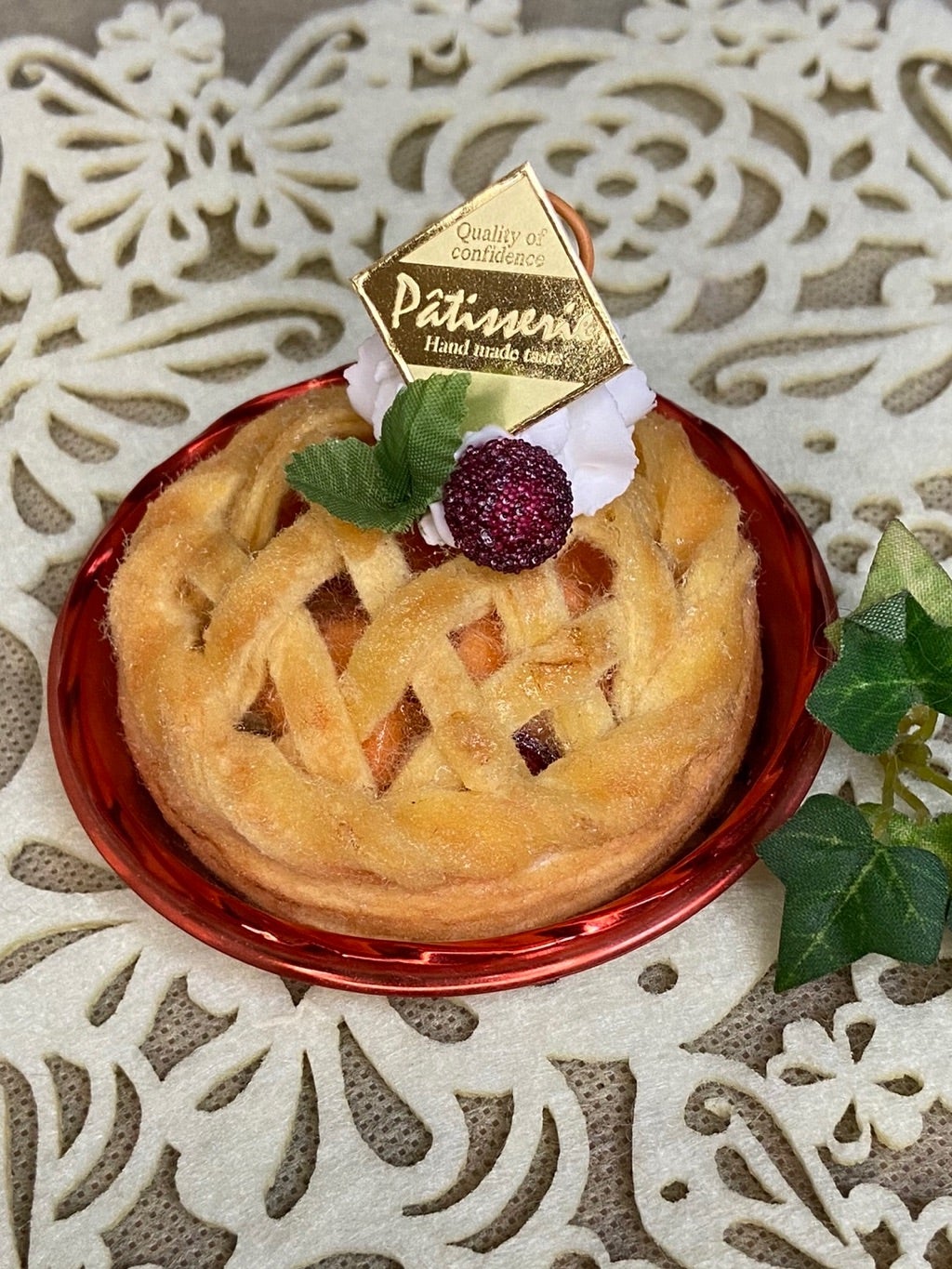 フェイクスイーツ♡ホールチェリーパイ♡ イチゴパフェのボールチェーン フェイクスイーツ スイーツデコ