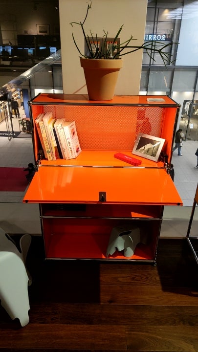 USM haller brochure display (アングル棚) | USM haller 解体