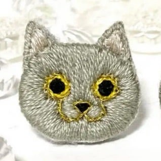 ブラックタンのロングコートチワワの刺繍ストラップ