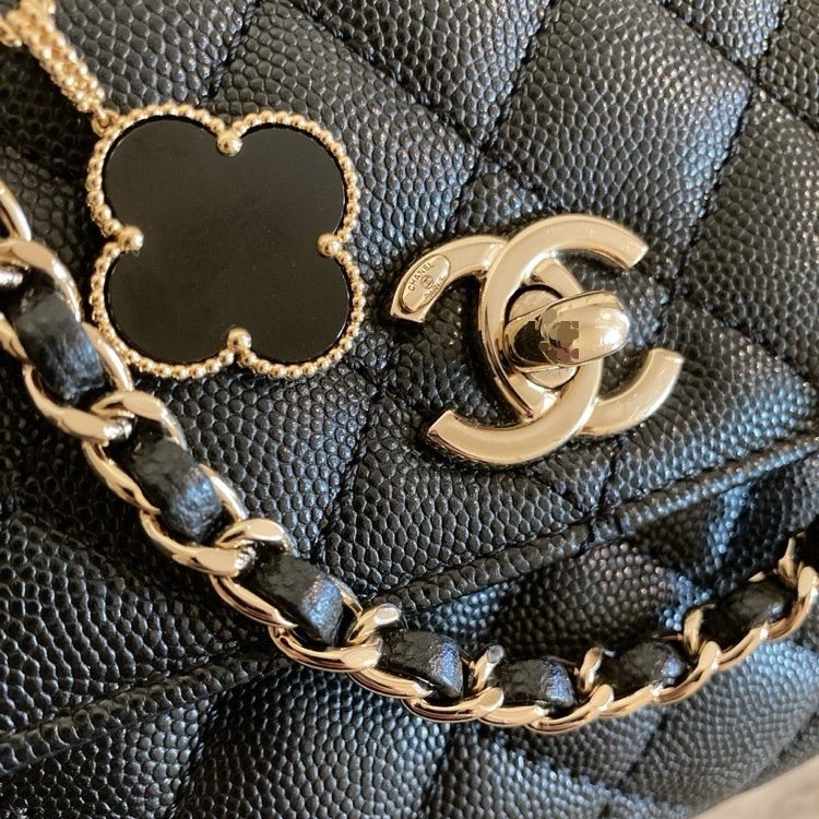 一生モノCHANEL】シャネルのチェーンウォレットの必需品